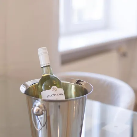 Revalia Old Town Hall Square Апартаменты Таллин